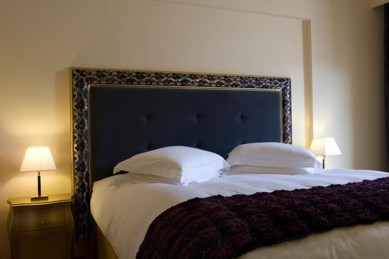 Valis Resort Hotel Volos Eksteriør bilde A bed with a headboard