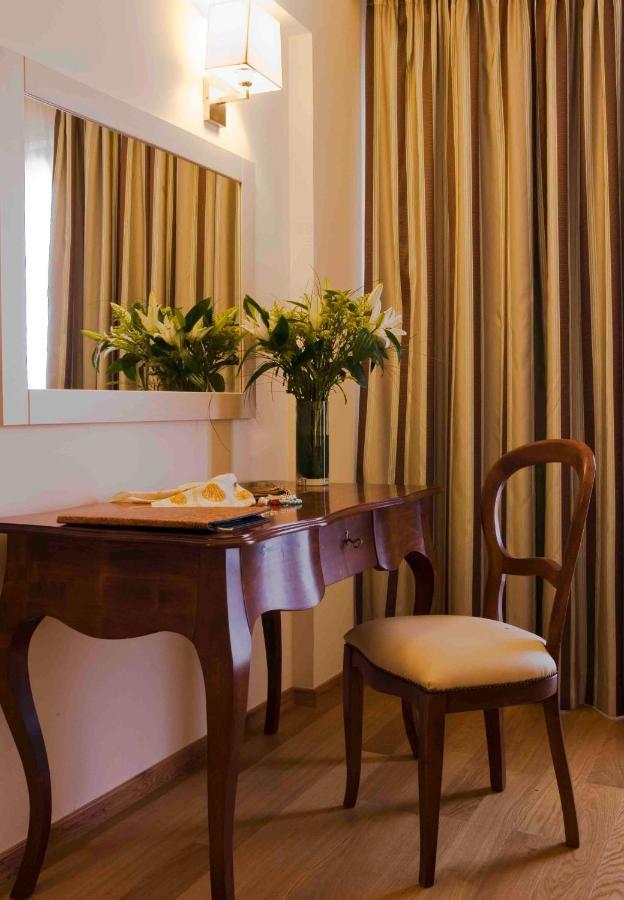 Valis Resort Hotel Volos Eksteriør bilde A table with a chair