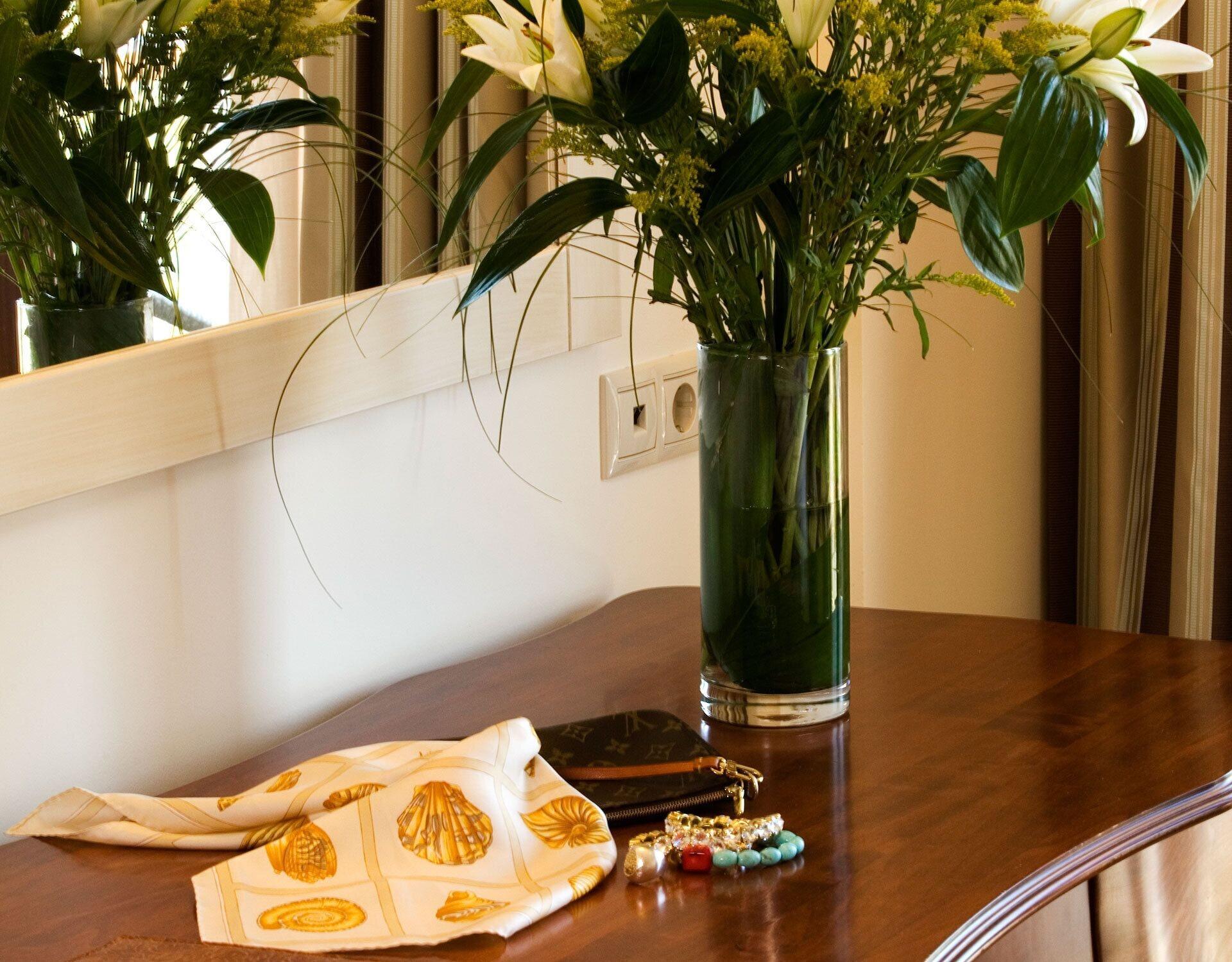 Valis Resort Hotel Volos Eksteriør bilde A table with a vase of flowers