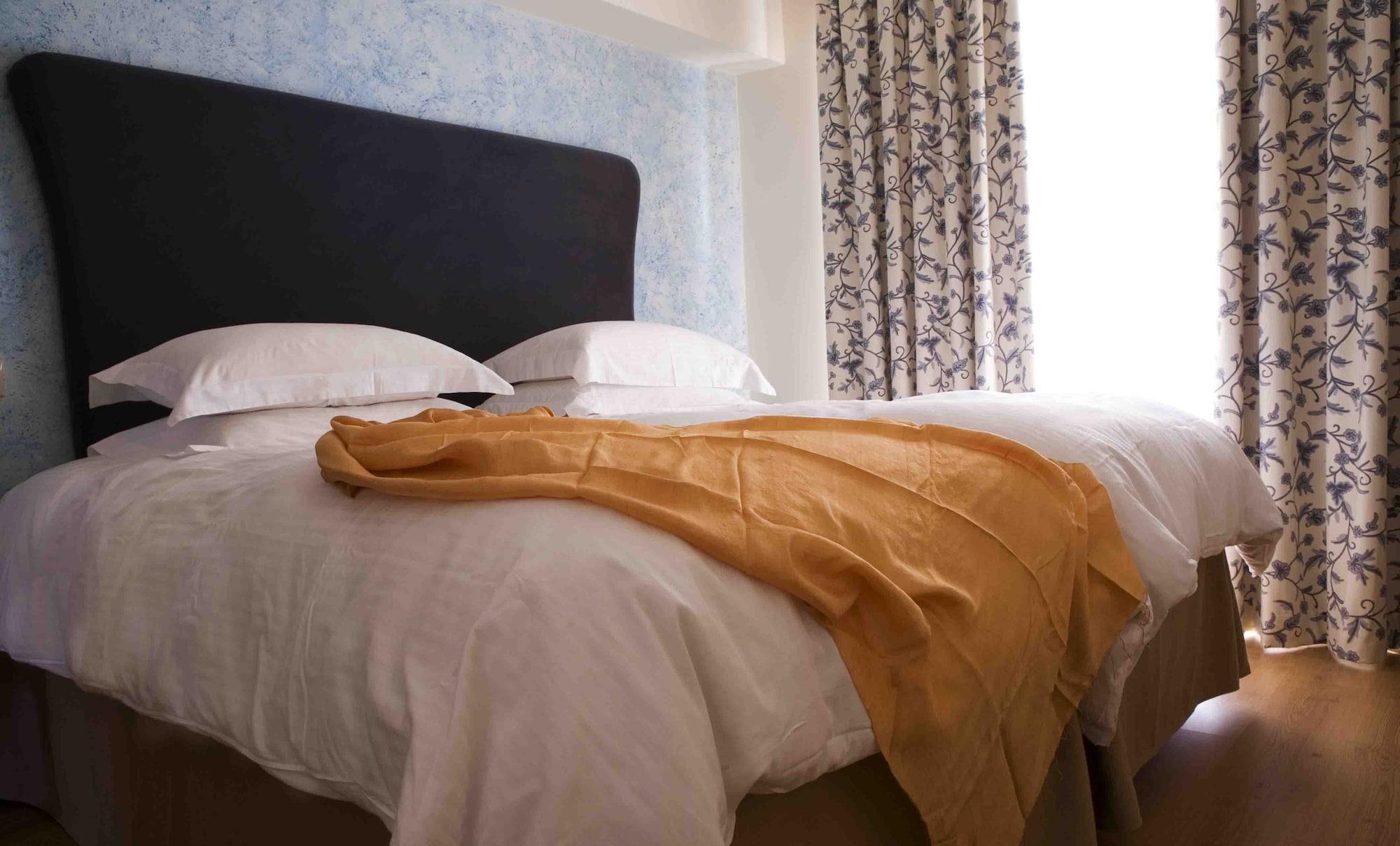 Valis Resort Hotel Volos Eksteriør bilde A bed with a throw