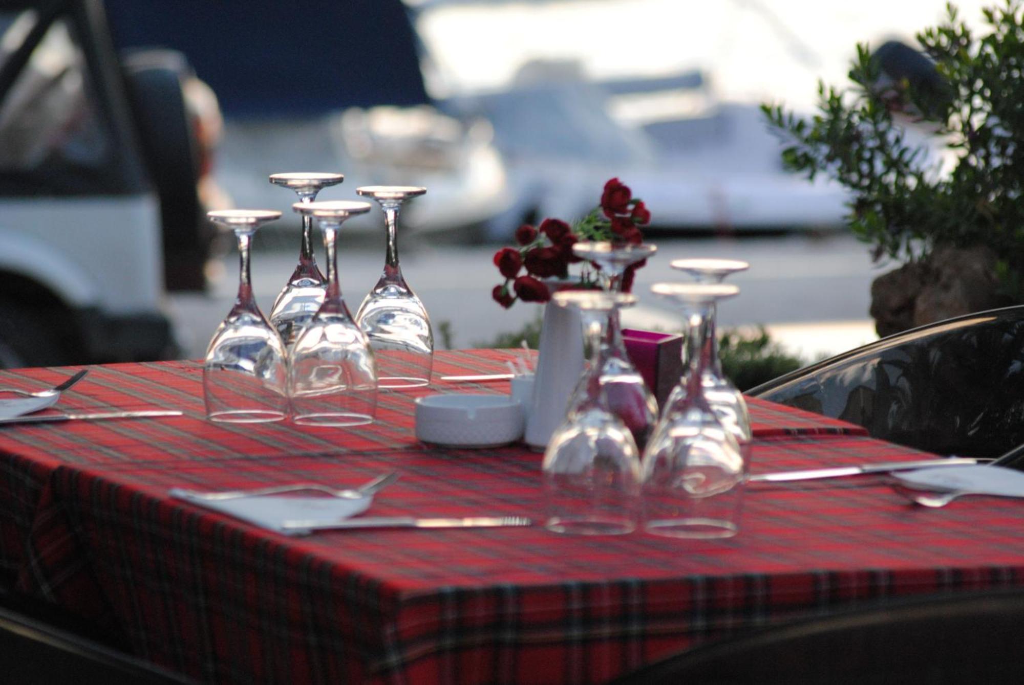 Valis Resort Hotel Volos Eksteriør bilde A restaurant table