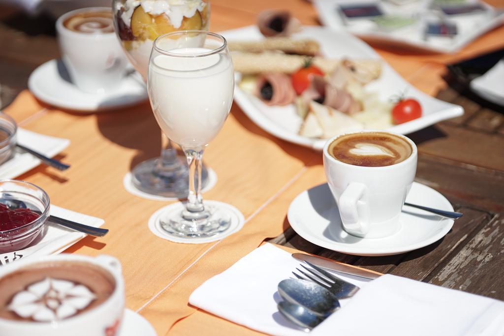 Valis Resort Hotel Volos Eksteriør bilde A typical Italian breakfast